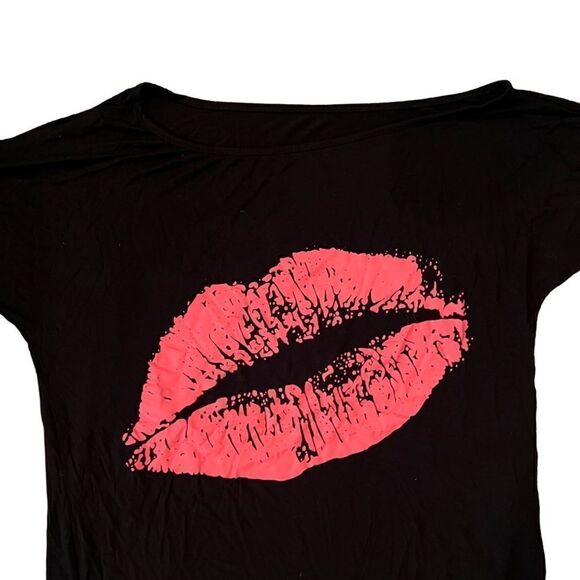 𝅺80’s Themed Shirt Women’s Black with Lips - Picture 3 of 5
